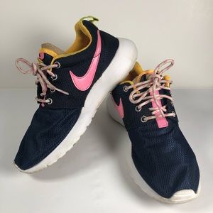Nike Roshe big kids sneakers